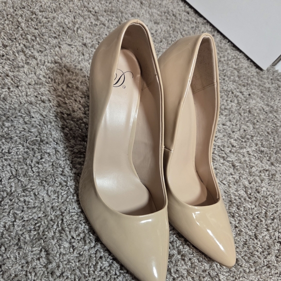 Classic Women's Patent Pointed-Toe Pumps in Nude - Picture 2 of 13
